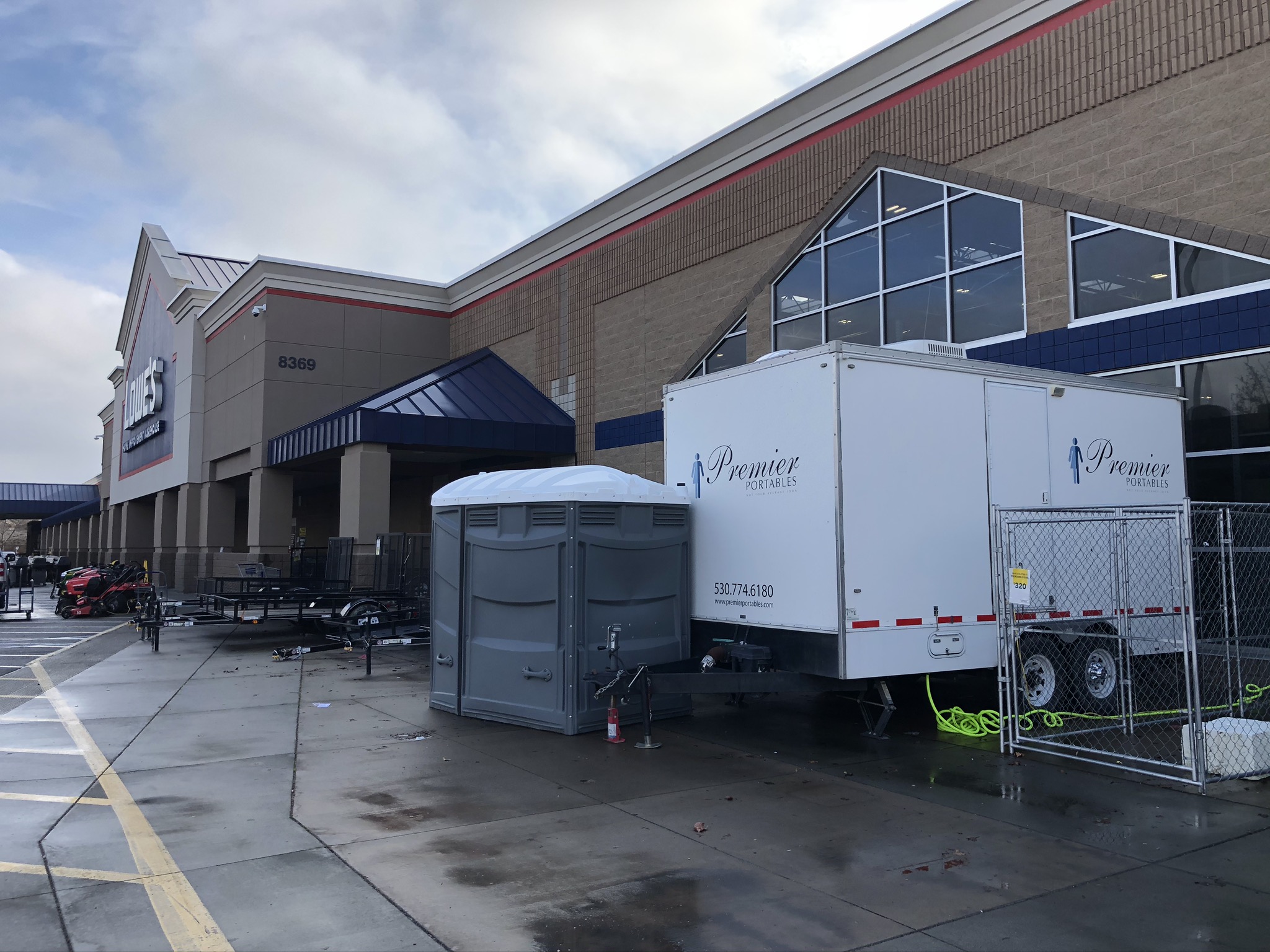 Restroom trailer supporting a commercial remodel at a Lowe's location